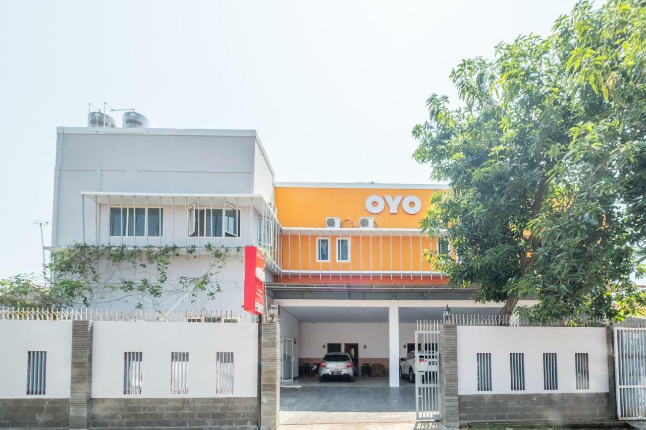 Oyo 863 Tenacity Guest House Syariah Cirebon Exterior photo